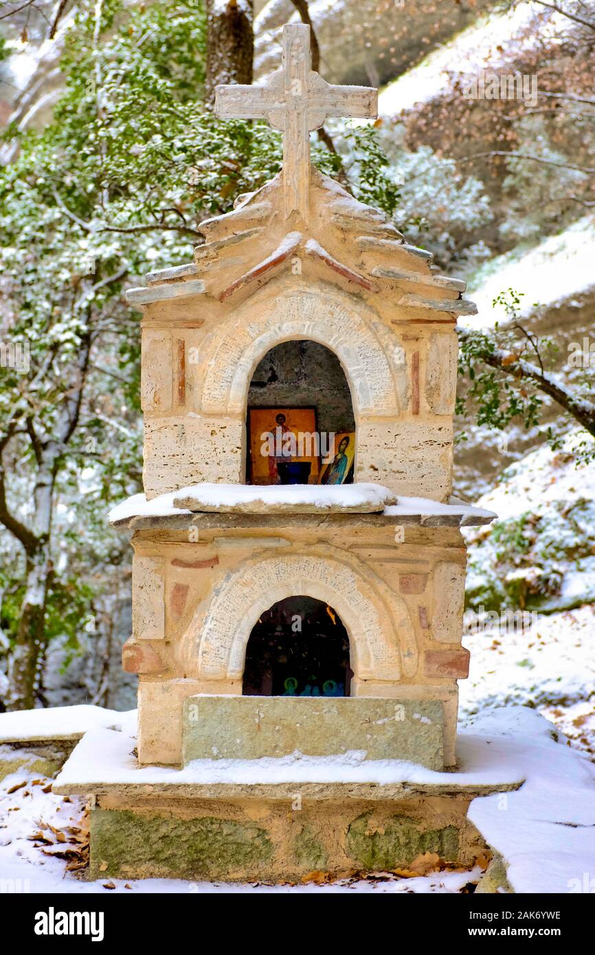 Culte orthodoxe près du monastère de Saint Nicolas d'Anapafsas, Météores, Grèce Banque D'Images