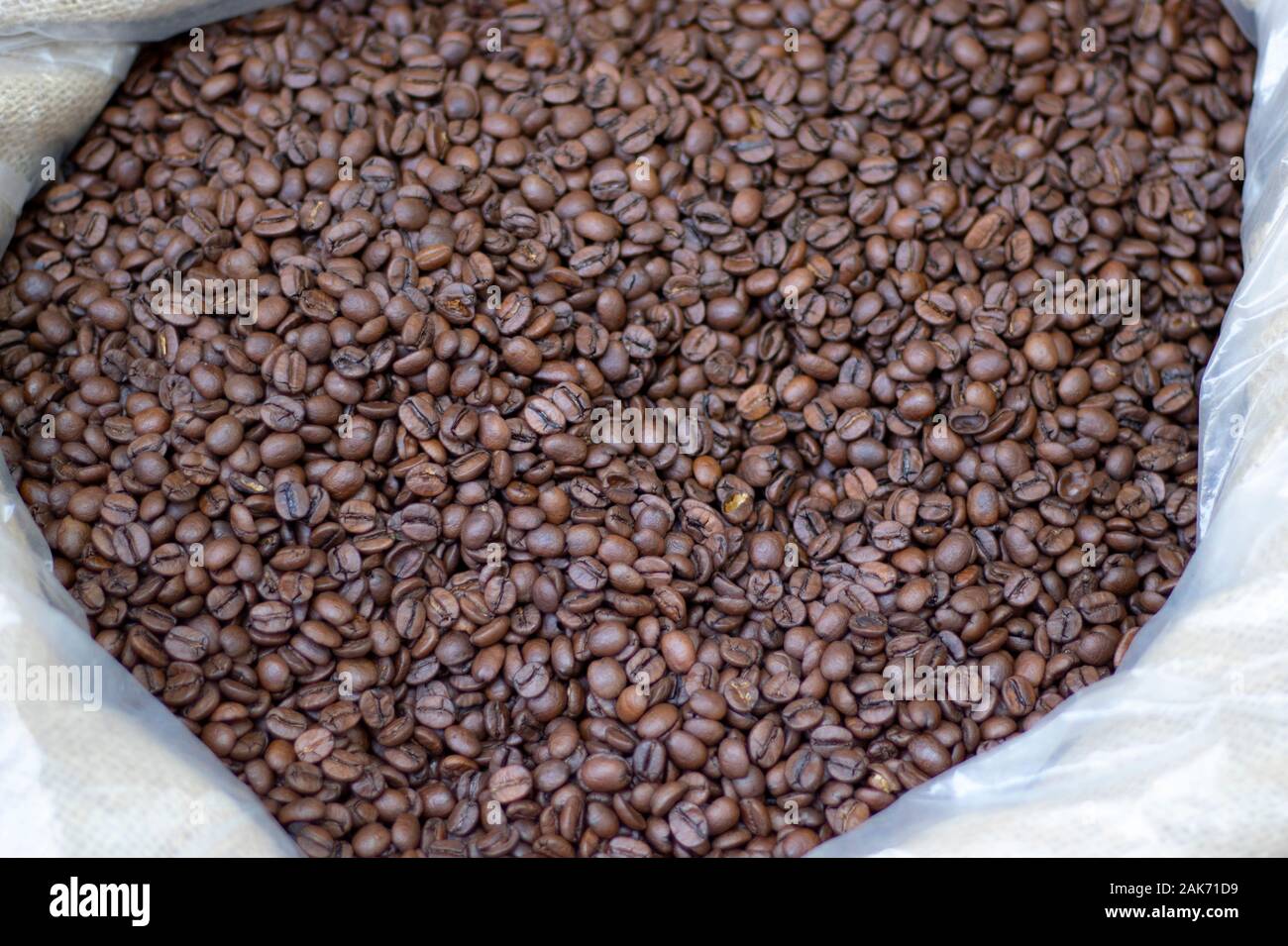 Café en grains close-up en sac. Il a été photographié devant le café. Banque D'Images