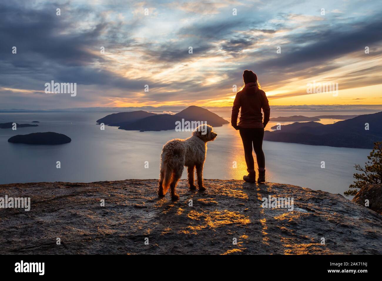 Fille d'aventure randonnées au sommet d'une montagne avec un chien Banque D'Images