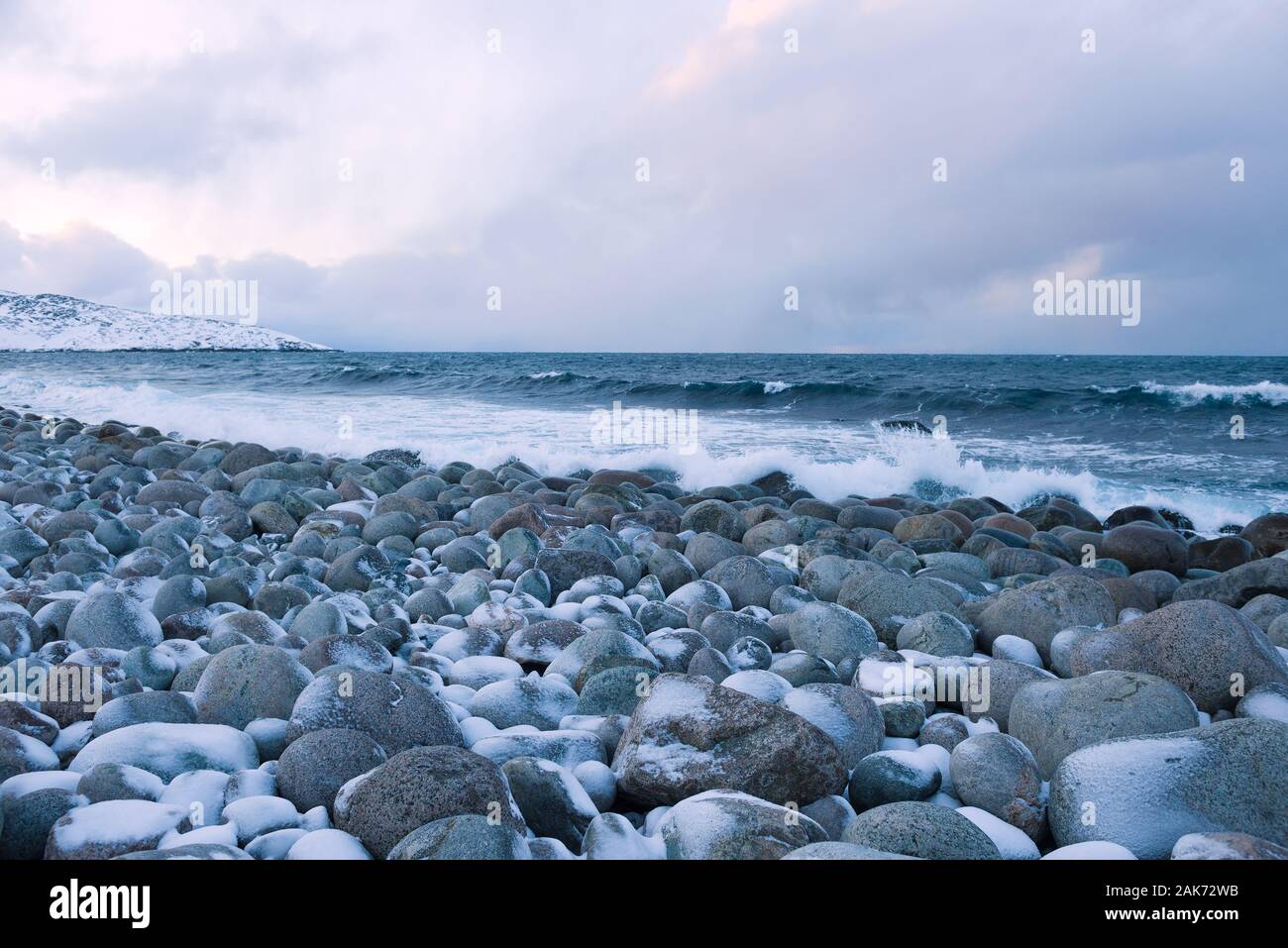 Février sur la plage de pierres rondes. La côte de la mer de Barents. Teriberka, Russie Banque D'Images