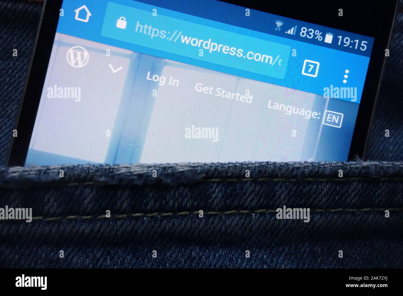 Site web WordPress affiche sur smartphone caché dans la poche de jeans Banque D'Images Site web WordPress affiche sur smartphone caché dans la poche de jeans Banque D'Images
