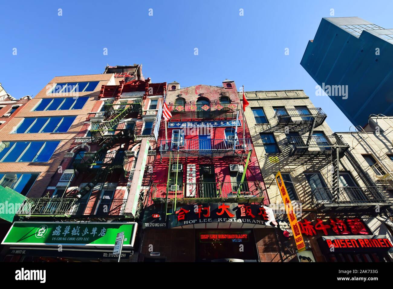 China Town, New York, NY, USA - Le 30 novembre 2019. Bâtiments colorés avec des signes et décoration à Manhattan - Chinatown, New York. Banque D'Images