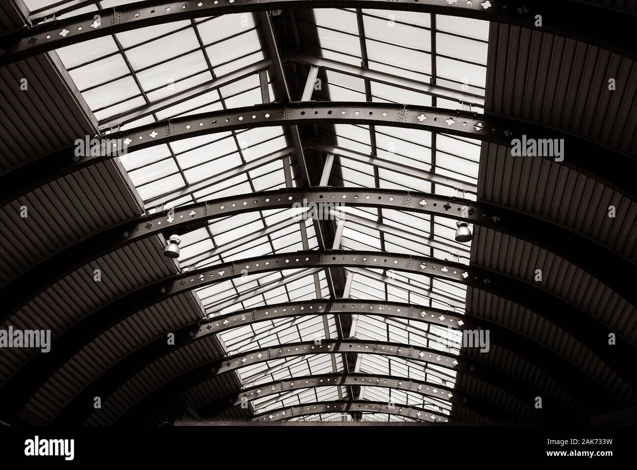 Détail d'une partie du toit, de la structure métallique et des fenêtres, de la gare de York, Royaume-Uni Banque D'Images