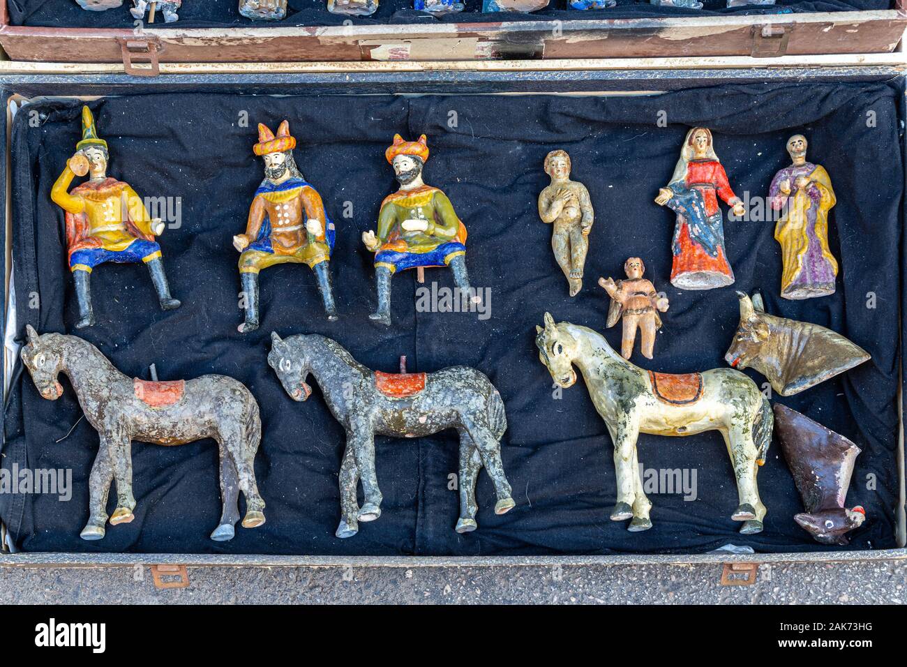 Figurines en plâtre de la crèche au marché aux puces Banque D'Images