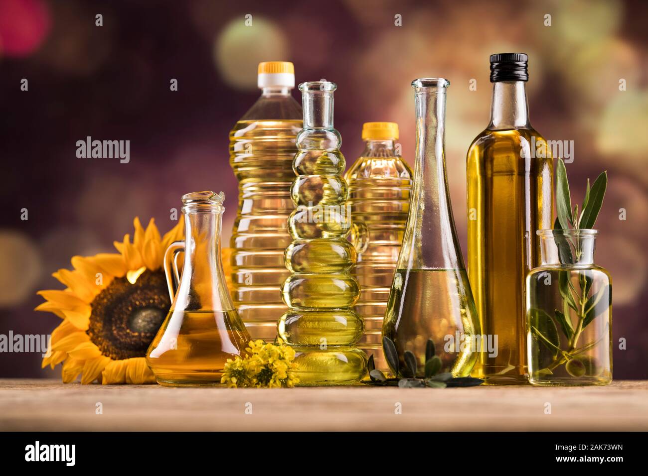 L'huile de tournesol, en bonne santé, d'olive l'huile de colza. Huile de  cuisson en bouteille Photo Stock - Alamy