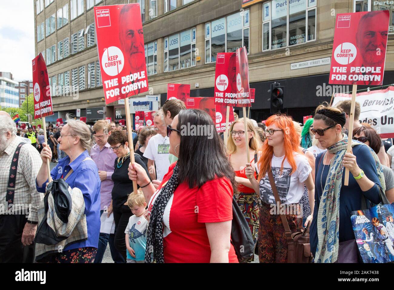 Pro mars Jeremy Corbyn. Juillet 2016 Newcastle upon Tyne. Les manifestants Banque D'Images
