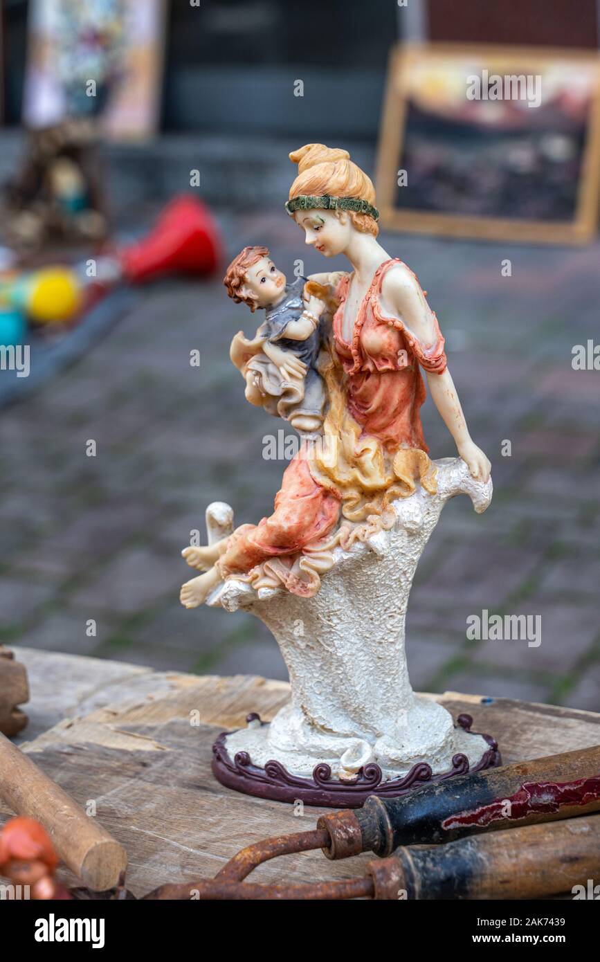 Femme en porcelaine avec fils du prince au marché aux puces Banque D'Images