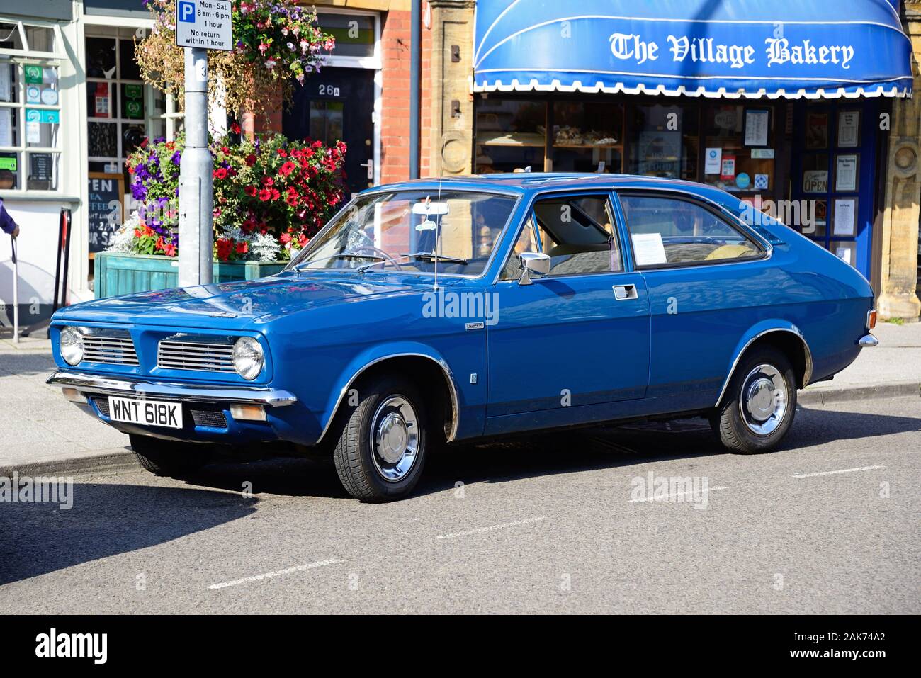 Morris Marina Coupé voiture garée dans la rue de Holyrood, blettes, England, UK. Banque D'Images