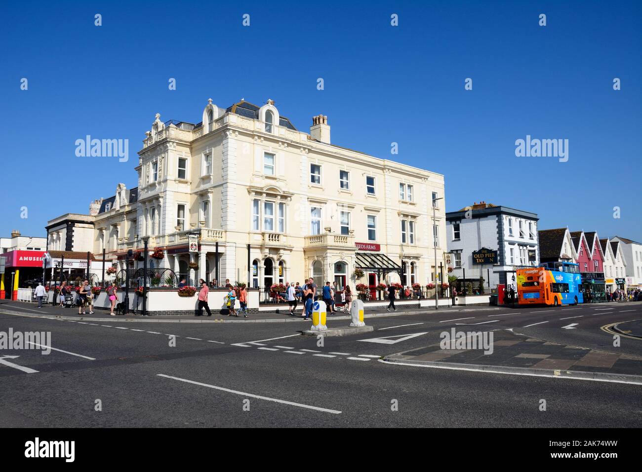 Les Roseaux Arms pub le long Pier Street, Burnham-on-Sea, Angleterre, Royaume-Uni. Banque D'Images