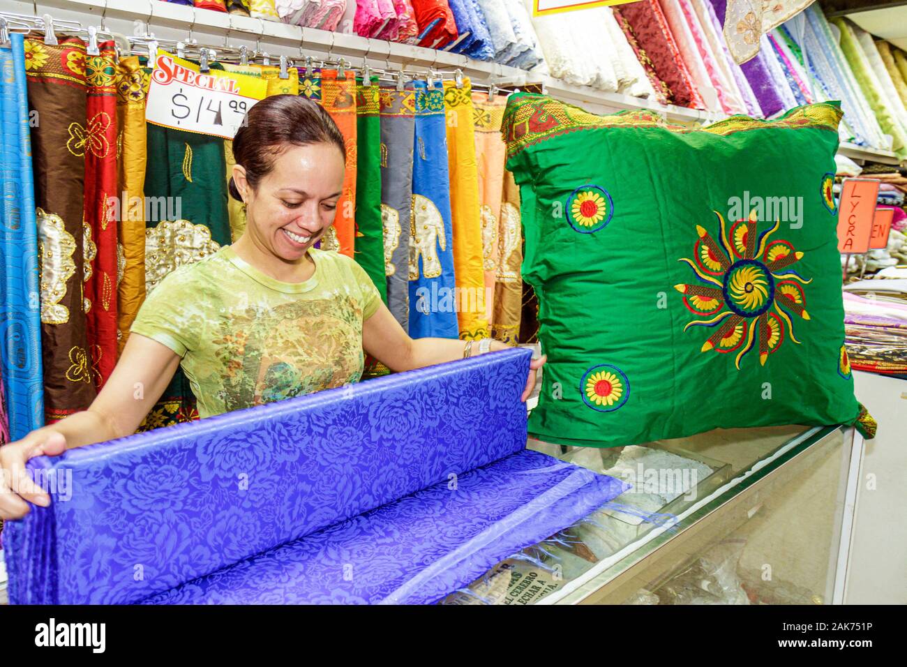 Miami Florida,vente de cas d'exposition,textile,matériau,tissu,tissu,shopping shopper shoppers magasins marché marchés achats vente,vente au détail St Banque D'Images