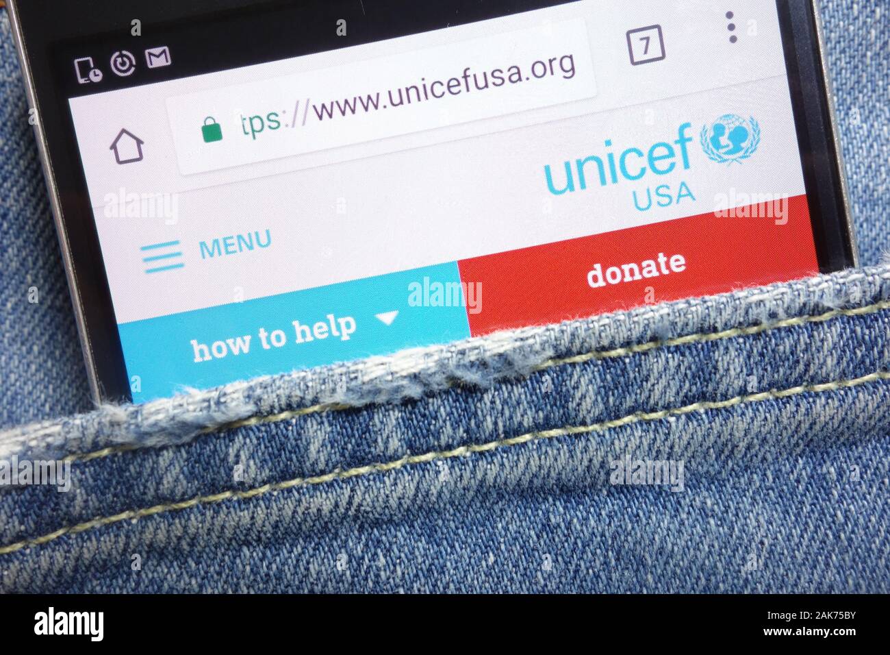 L'UNICEF USA Site web affiché sur smartphone caché dans la poche de jeans Banque D'Images