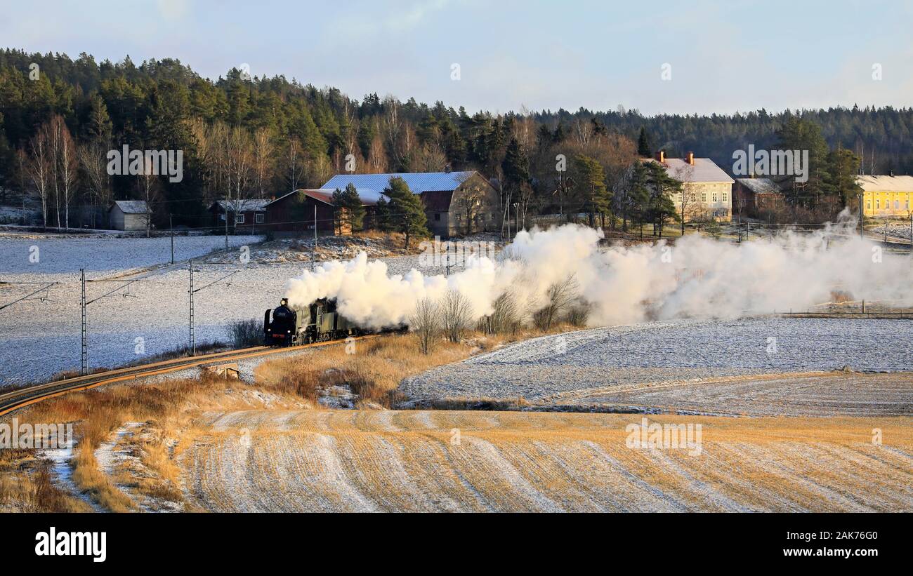 Locomotive à vapeur 1009 Ukko-Pekka carrioles sur un matin d'hiver à travers un paysage rural en Finlande, Paimio. Le 27 décembre 2019. Banque D'Images