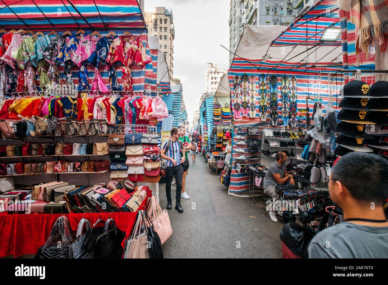 Hong Kong, Chine - Novembre 2019 : la mode, les vêtements et marchandises sur la rue du marché (Ladie's Market) à Hong Kong , Tung Choi Street Banque D'Images