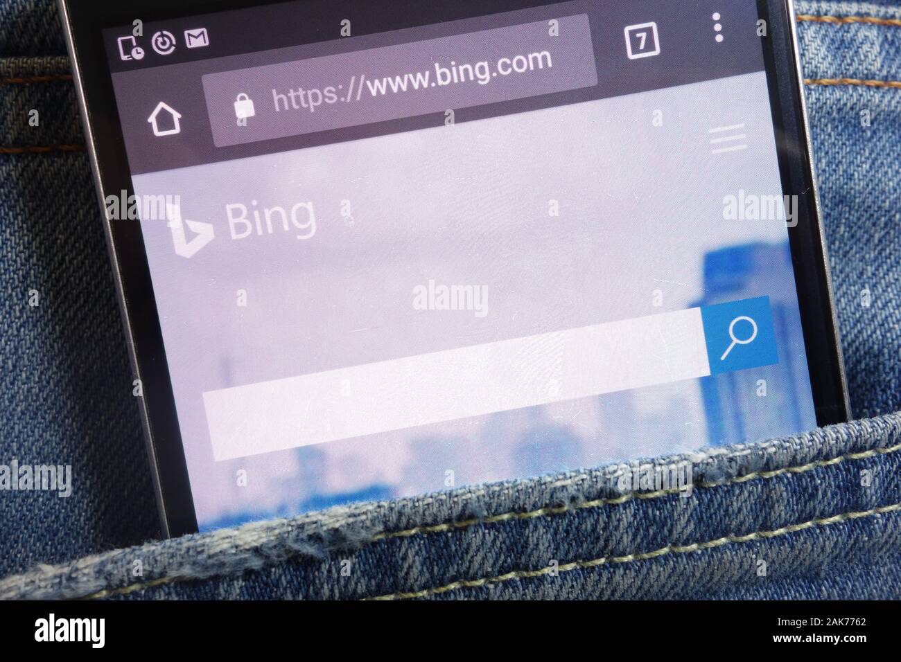 Site web Bing affiche sur smartphone caché dans la poche de jeans Banque D'Images