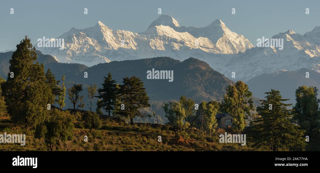 La belle crête Chaukhamba vu depuis le sommet d'une colline dans le village himalayen de Chaukori dans Uttarakhand, Inde. Banque D'Images