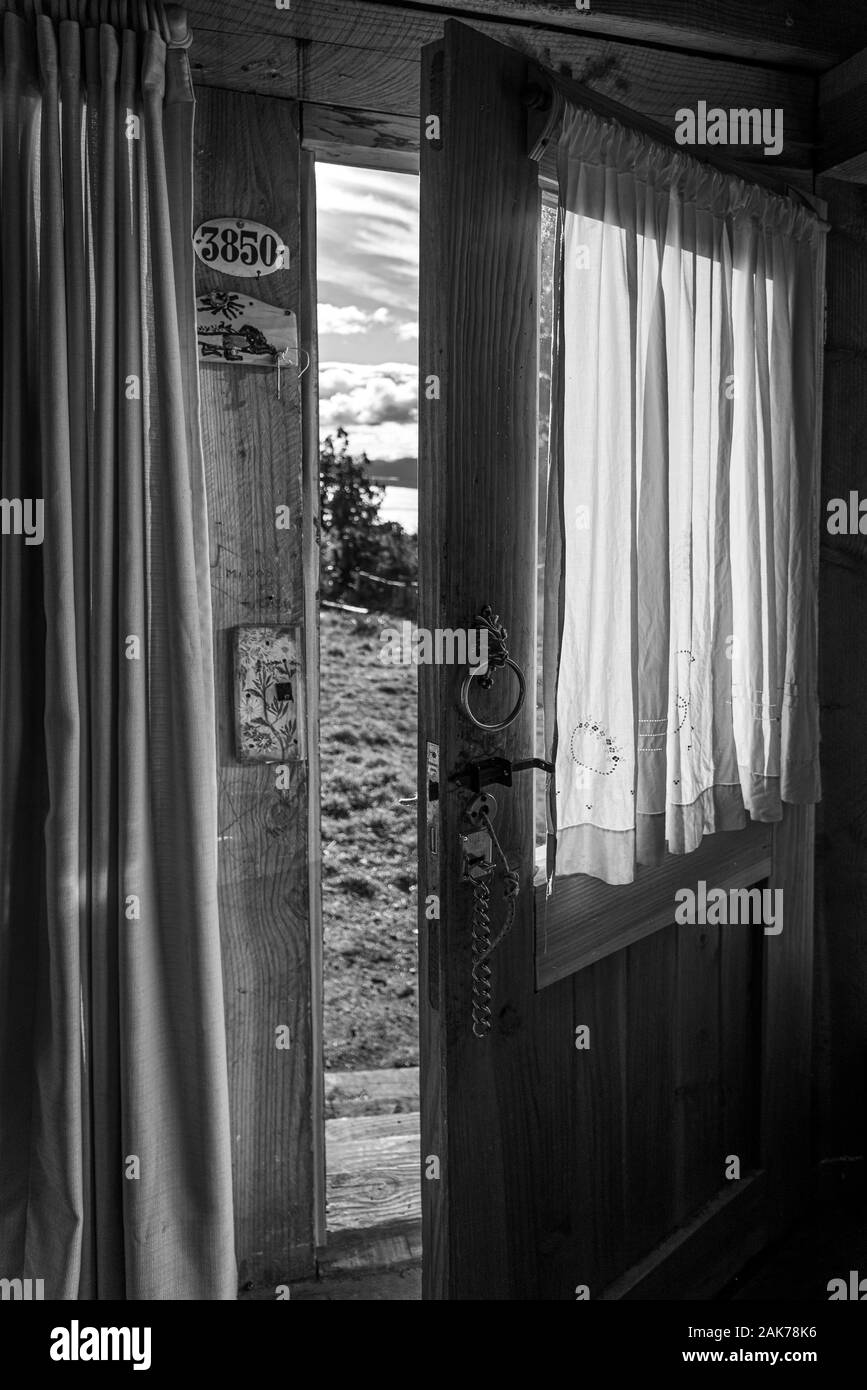 Bariloche, ARGENTINE, 18 JUIN 2019: Une porte ouverte vue de l'intérieur d'une cabine en bois confortable et relaxante qui mène à la forêt et au lac, dans Banque D'Images