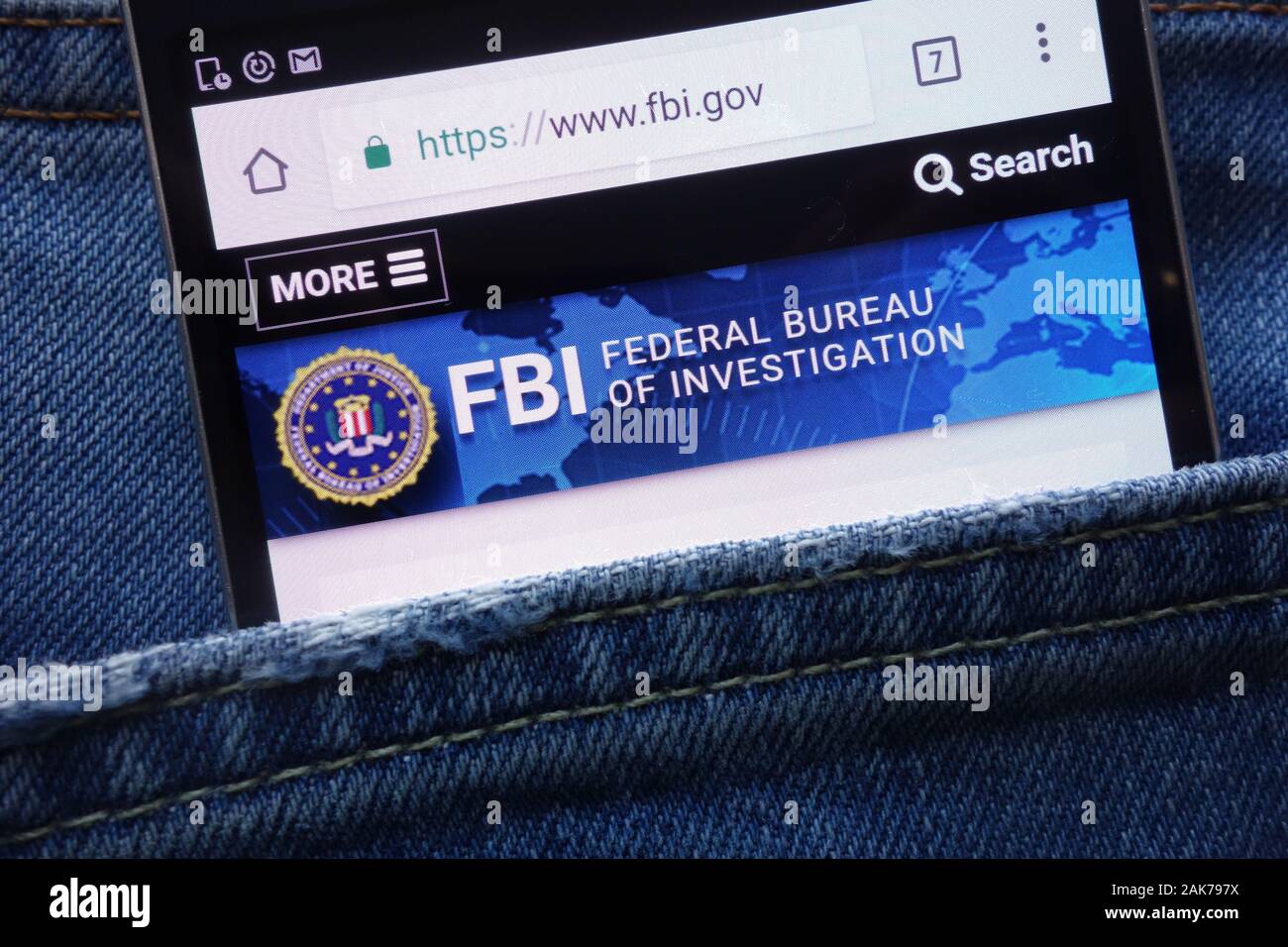 FBI (Federal Bureau of Investigation) site web affiché sur smartphone caché dans la poche de jeans Banque D'Images