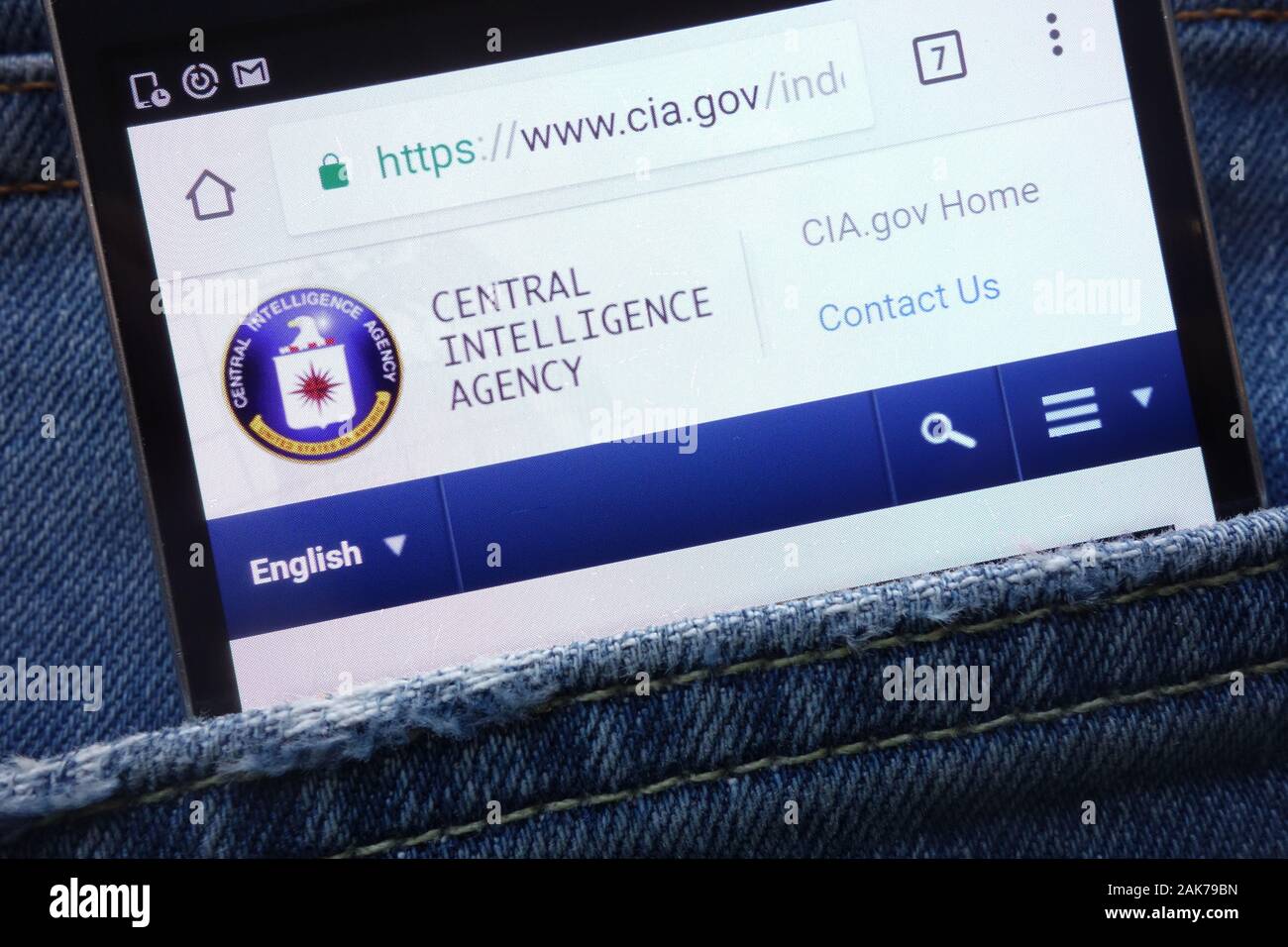 CIA (Central Intelligence Agency) site web affiché sur smartphone caché dans la poche de jeans Banque D'Images