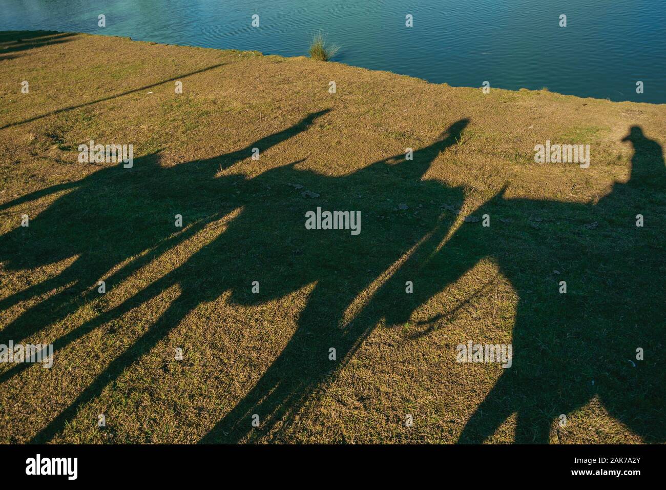 Ombre Silhouette de personnes sur l'reflétée sur la pelouse d'un ranch près de Cambara do Sul. Une ville avec des attractions touristiques naturelles dans le sud du Brésil. Banque D'Images