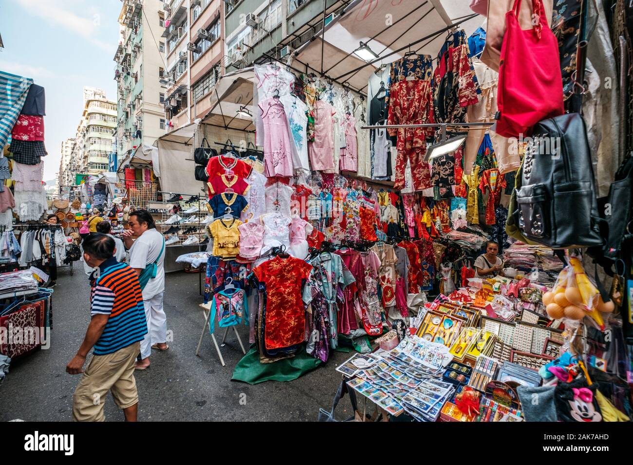 Hong Kong, Chine - Novembre 2019 : la mode, les vêtements et marchandises sur la rue du marché (Ladie's Market) à Hong Kong , Tung Choi Street Banque D'Images