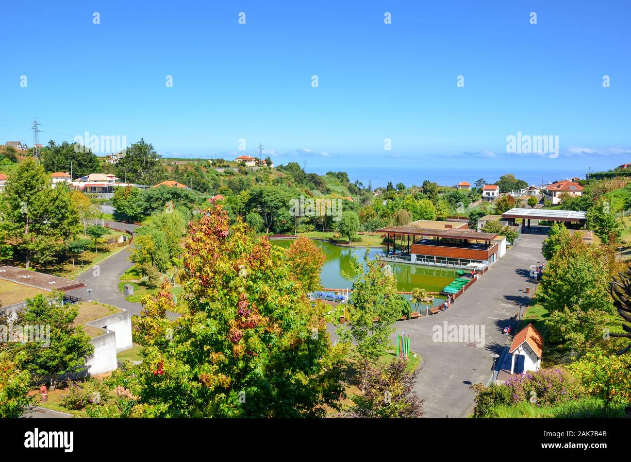 Santana, Madeira, Portugal - Sep 24, 2019 : vue sur la parc à thème de Madère. Les arbres verts, lac, maisons et des chemins de randonnée. Centre d'exposition dédié à l'îles portugaises. Banque D'Images