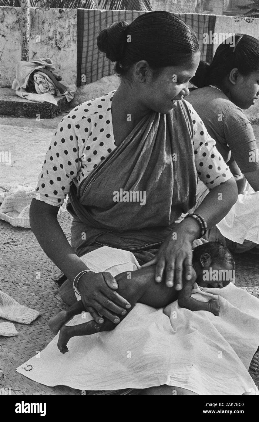 12/63/34 massage pour bébé à la maison mère Banque D'Images