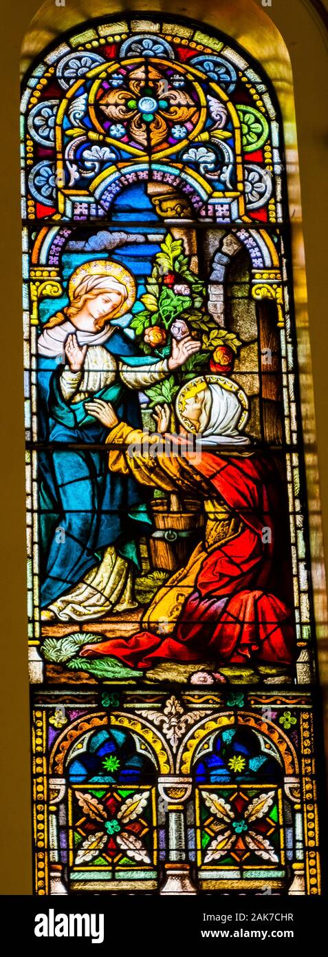 Vierge Marie rencontre Elizabeth Mère Jean le Baptiste Vitrail Saint Mary's Catholic Church San Antonio au Texas. Construit en 1857 Banque D'Images