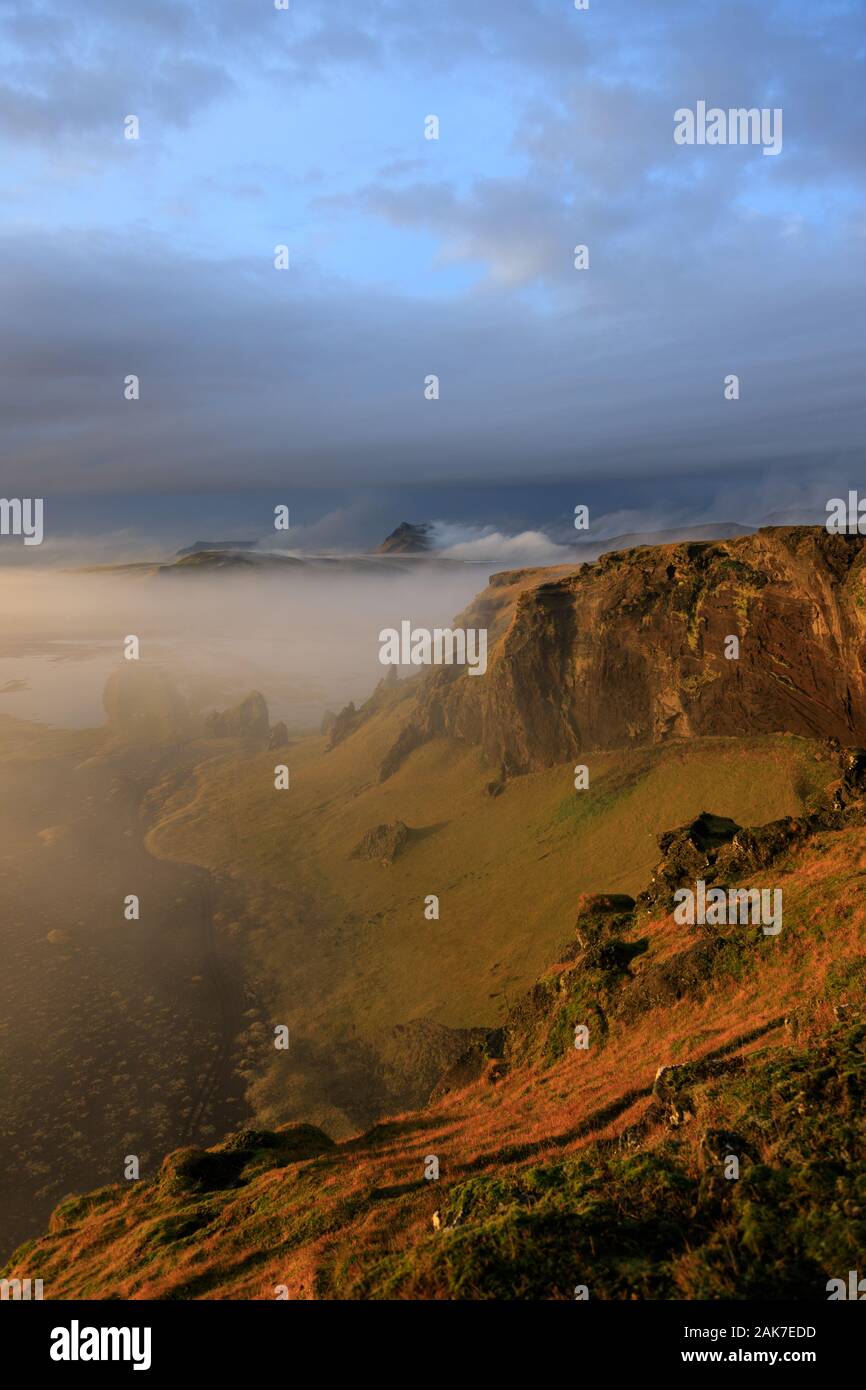 Coucher du soleil à la southcoast d'Islande. Vue fantastique sur le brouillard à la plage de sable noir Banque D'Images