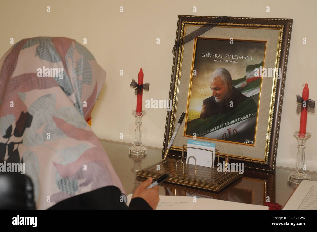 Jakarta, Indonésie. Jan 7, 2020. Les Indonésiens à l'ambassade d'Iran de général iranien Qassem Soleimani, chef de la force Qods iranienne, qui est mort à la suite d'attaques de drones à l'aéroport de Bagdad. Credit : Dasril Roszandi/ZUMA/Alamy Fil Live News Banque D'Images
