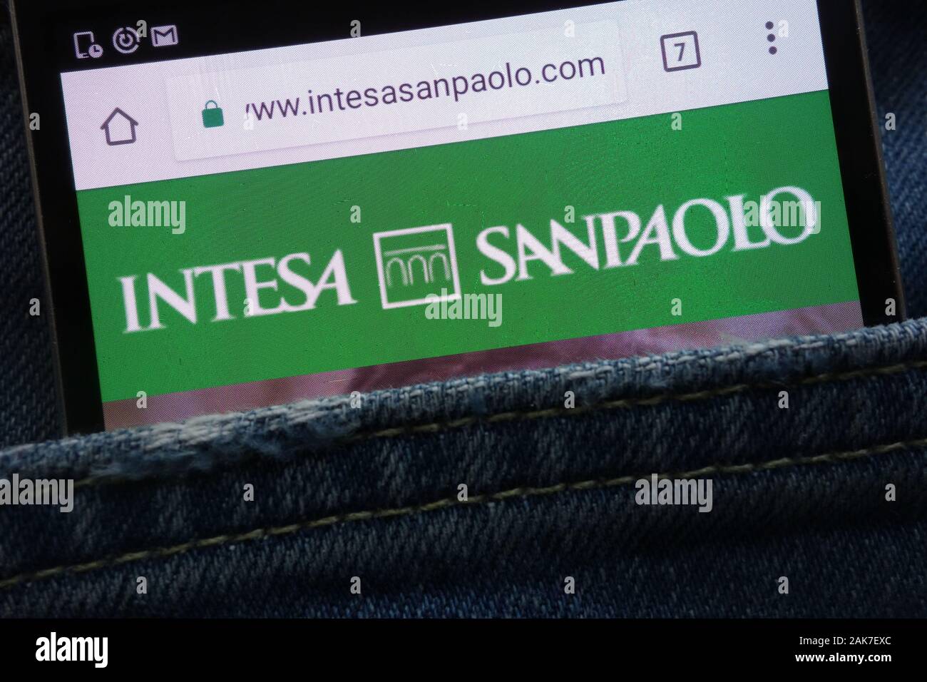Site web de l'Intesa Sanpaolo affiche sur smartphone caché dans la poche de jeans Banque D'Images