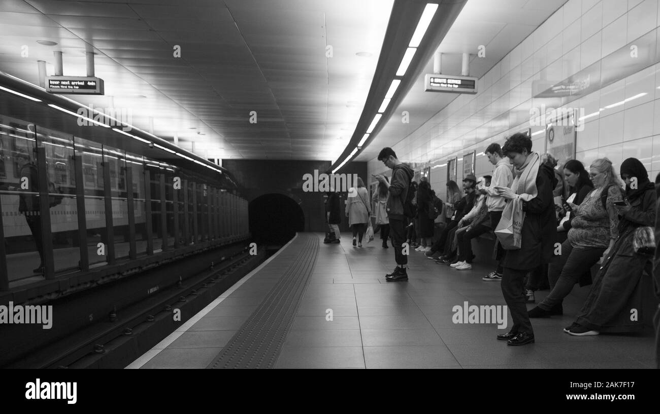 L'attente du train Banque D'Images