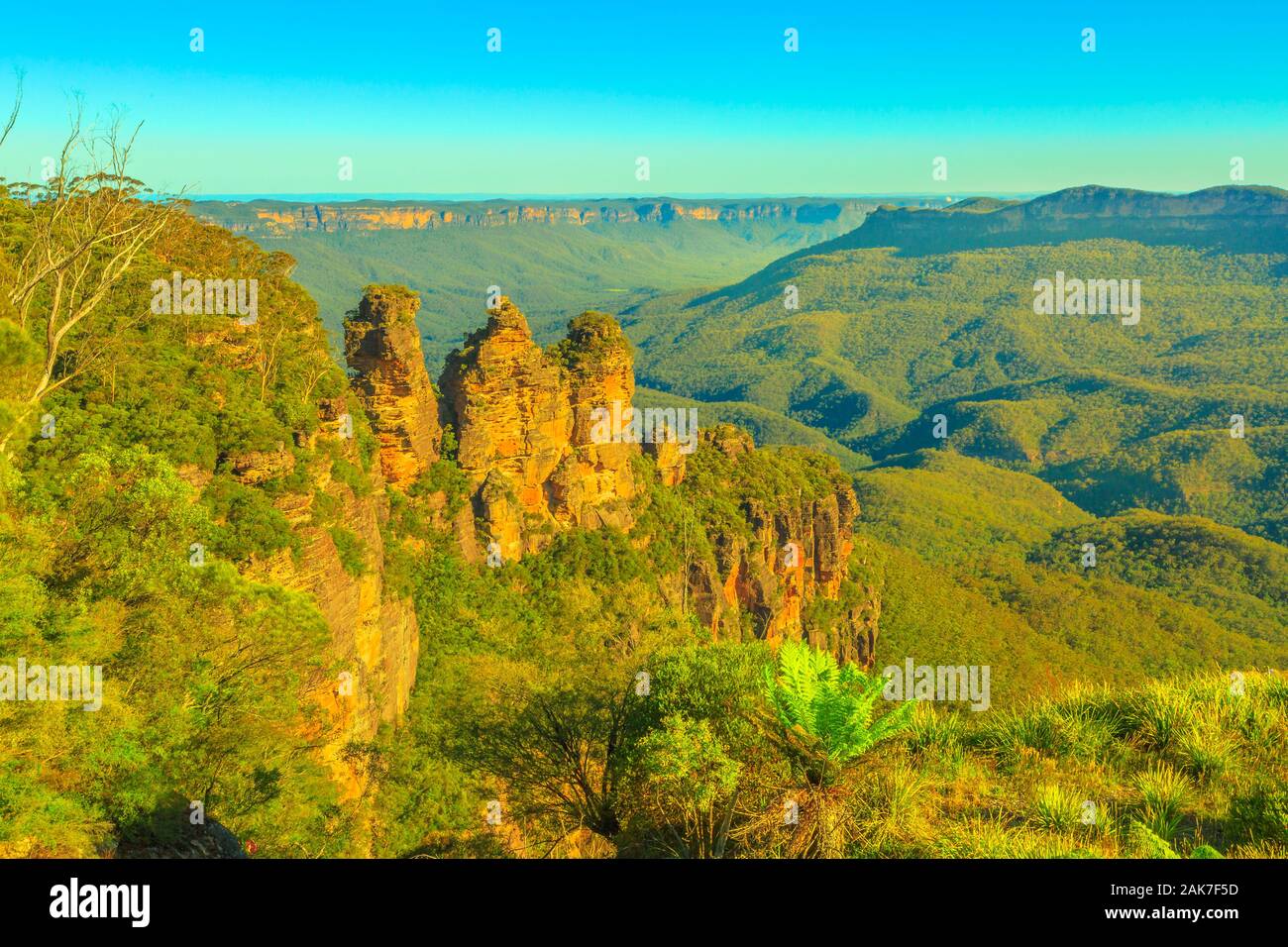Trois Sœurs de Echo Point Lookout dans Parc National de Blue Mountains, Katoomba, New South Wales, Australie. Monument populaire de falaises de grès rock Banque D'Images