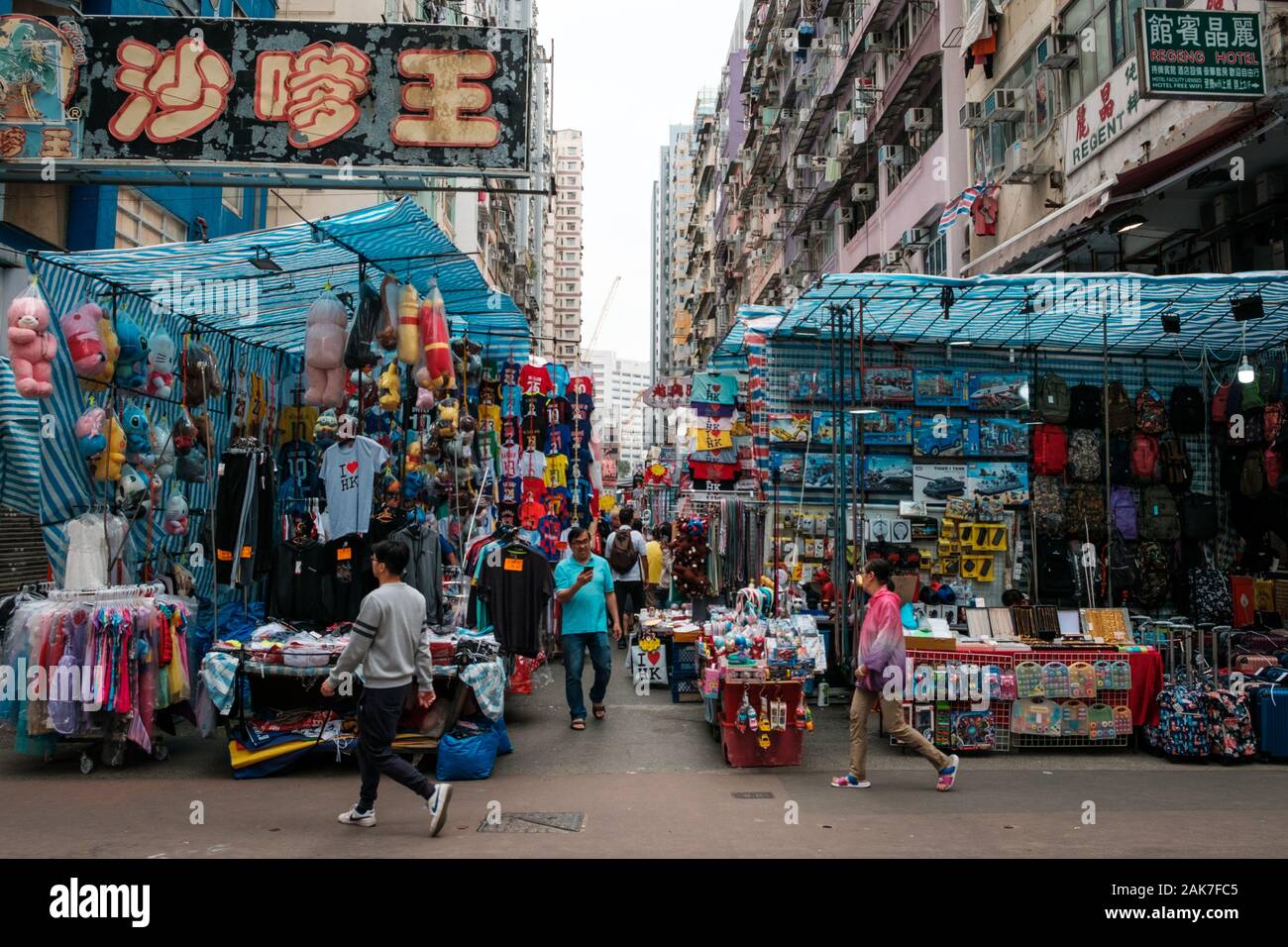 Hong Kong, Chine - Novembre 2019 : les gens sur la rue du marché (Ladie's Market) à Hong Kong , Tung Choi Street, où les vendeurs de vendre la mode, les vêtements , Banque D'Images