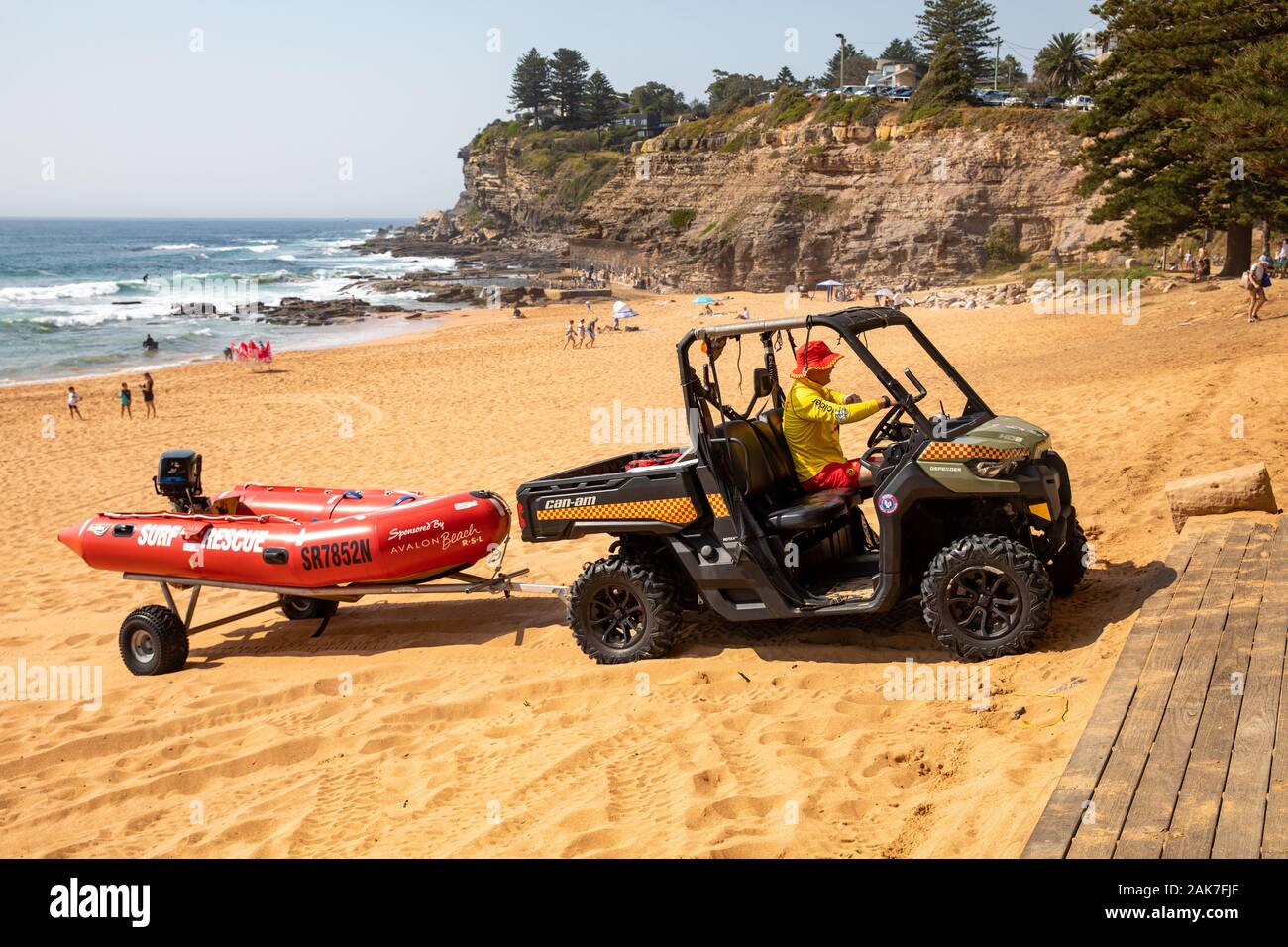 Lifesaver bénévoles sur la plage d'Avalon conduite Sydney buggy de sauvetage canot zodiac rouge lifesavers tirant Banque D'Images