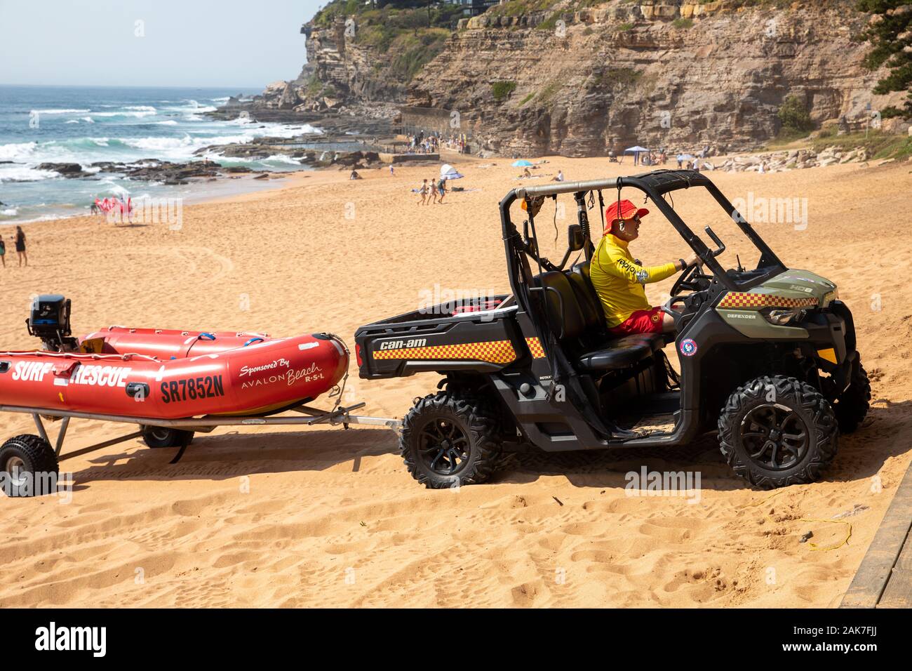 Sauveteur volontaire sur la plage d'Avalon Sydney conduite peut être hors route buggy de sauvetage tirant sauveteurs rouge zodiac Dinghy, Nouvelle-Galles du Sud, Australie Banque D'Images