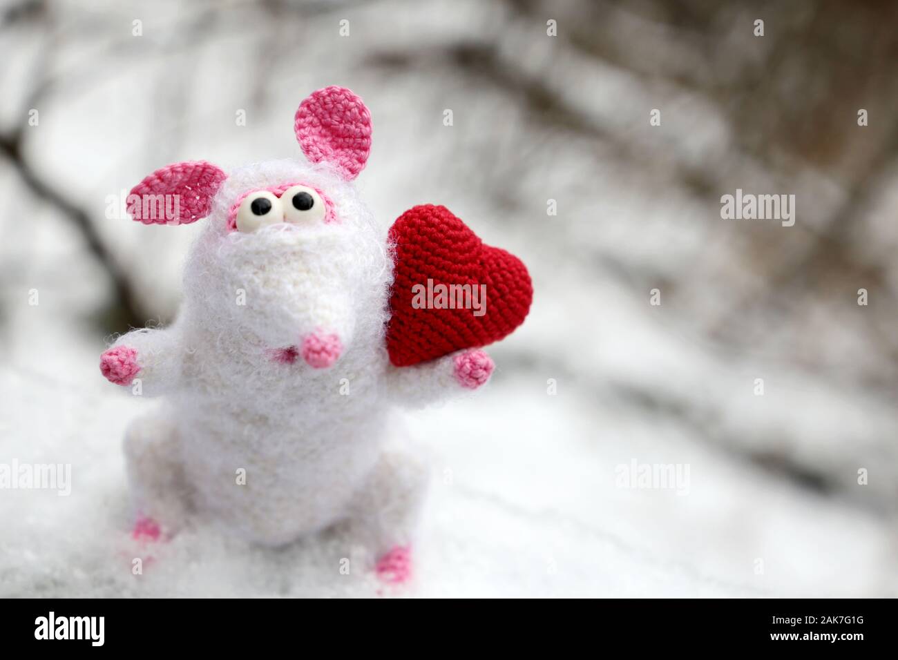 Tricot blanc toy rat avec cœur rouge sur la neige en hiver, le Nouvel An et carte de la Saint-Valentin. L'année chinoise du Rat, symbole Zodiaque 2020 Banque D'Images