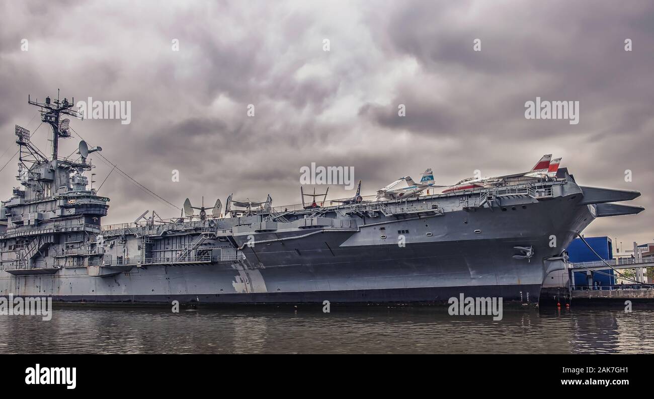 New York City, États-Unis, mai 2019, vue sur le musée Intrepid Sea, Air & Space situé à Pier 86, à 46th Street, dans le quartier Hell's Kitchen Banque D'Images