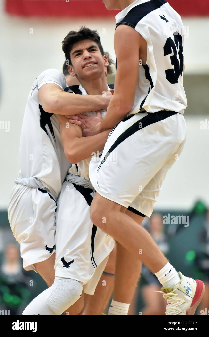 Le joueur étant mobé par des coéquipiers après avoir touché un tir en trois points au buzzer pour lier le jeu. ÉTATS-UNIS. Banque D'Images