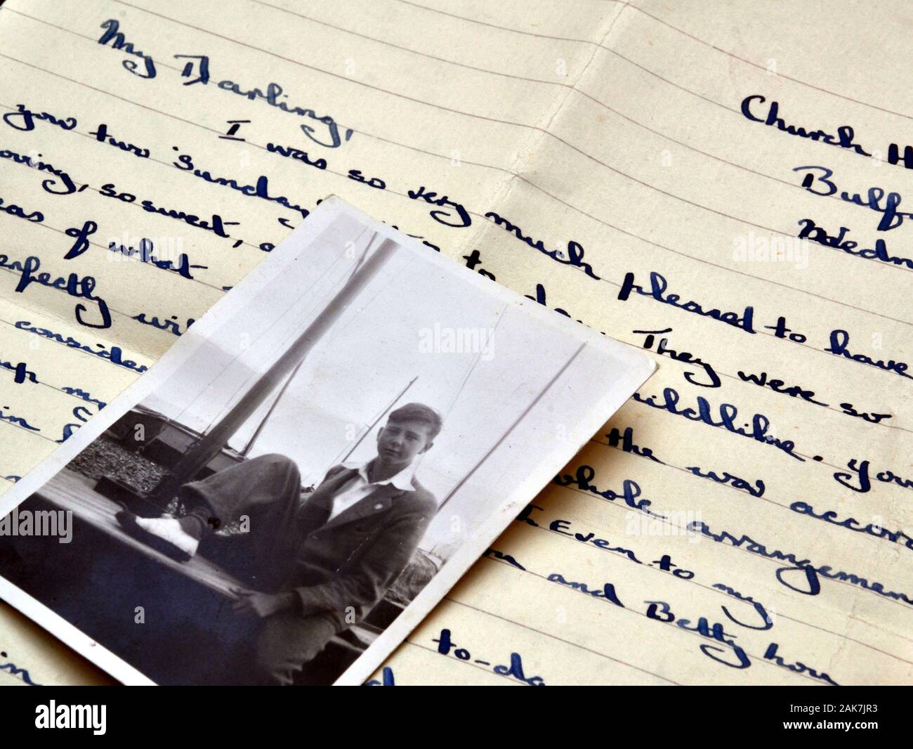 Une vieille photographie en noir et blanc d'un adolescent sur un vieux 1940 lettre manuscrite qui commence : "Mon Chéri" Banque D'Images