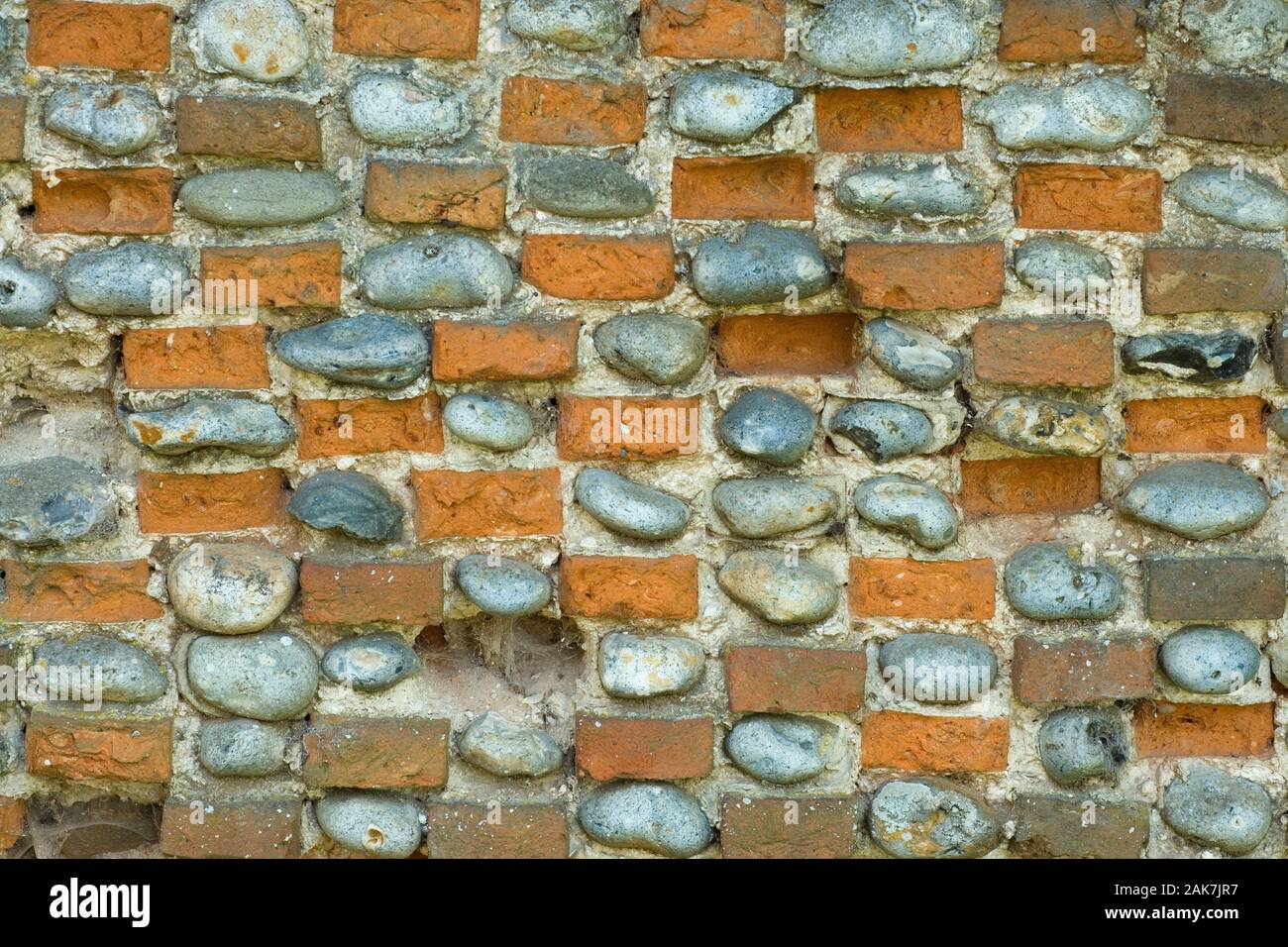 Flint & MUR DE BRIQUES dix-neuvième siècle construit composé de flints alternant avec des briques faites à la main localement. Mortier de chaux collée. Hickling, Norfolk. ROYAUME-UNI. Banque D'Images