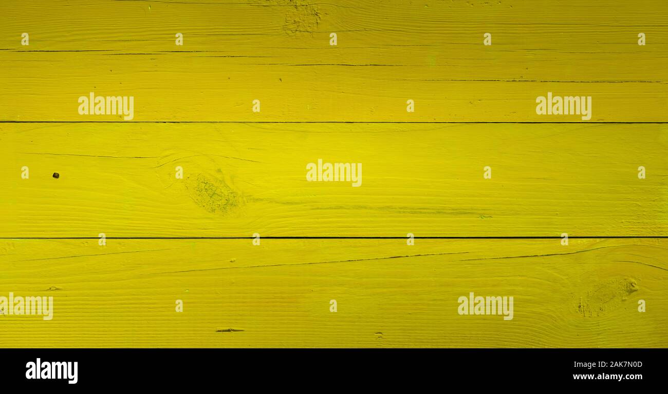 Surface en bois peint jaune ancienne Banque D'Images