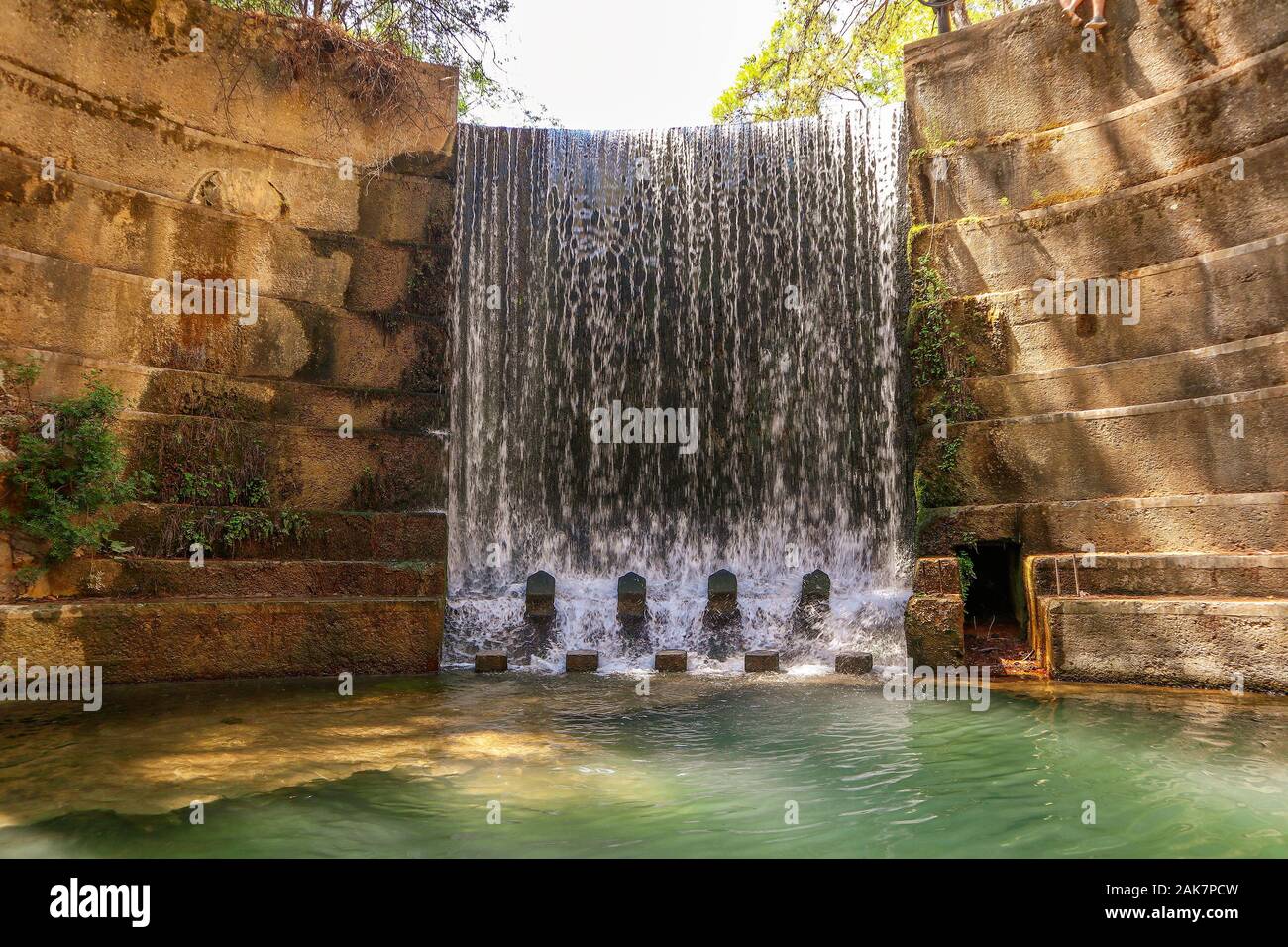 Belle cascade dans sept sources (Epta Piges). L'île de Rhodes, Dodécanèse, Grèce Banque D'Images