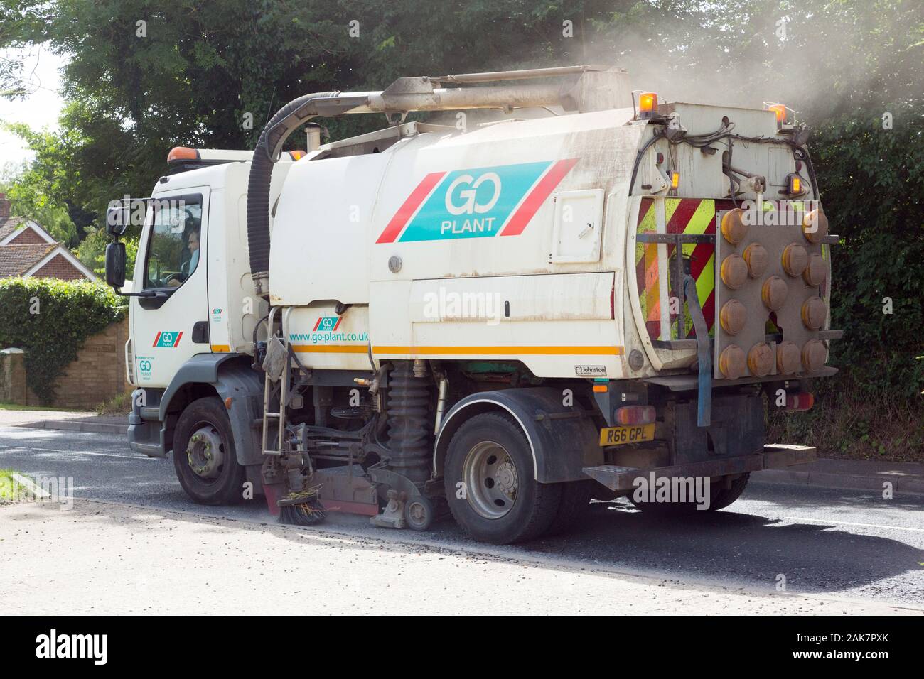 Route de nettoyage de camion balai de route à Suffolk, Royaume-Uni Banque D'Images