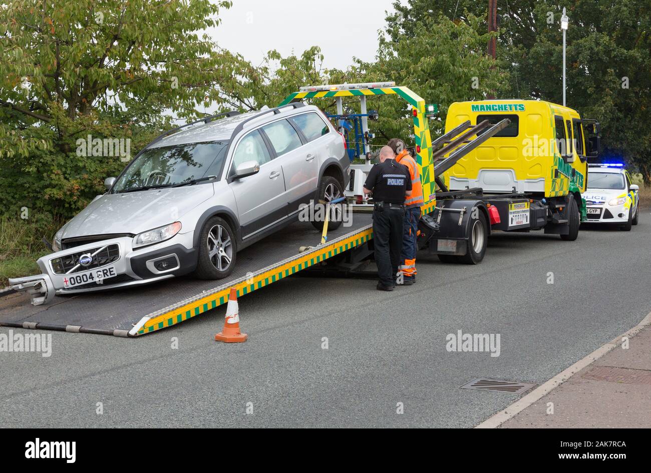 Une voiture d'être emmené sur une dépanneuse de récupération après un accident Banque D'Images