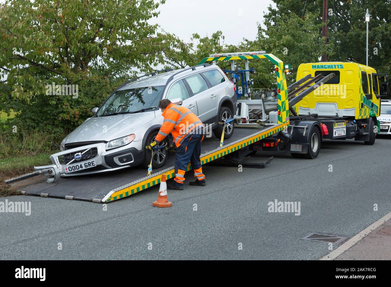 Une voiture d'être emmené sur une dépanneuse de récupération après un accident Banque D'Images