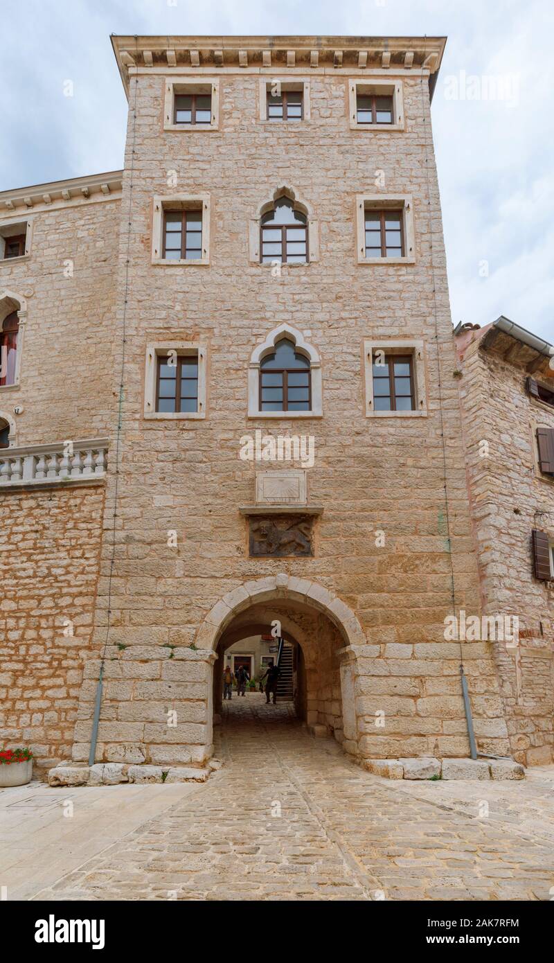 Soardo Bembo - entrée du château arch avec lion crest et cadran solaire dans la vieille ville historique de balle, une petite ville sur la colline du Mont Perin en Istrie, Croatie Banque D'Images