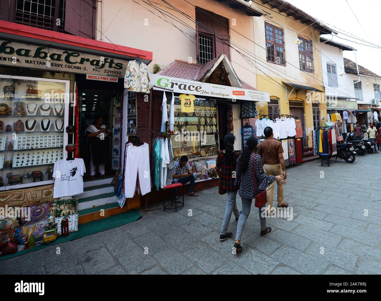 Boutiques le long des rues animées de la ville de Jew à Kochi, en Inde. Banque D'Images