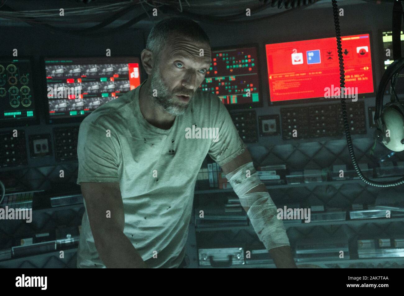 DATE DE SORTIE : Janvier 10, 2020 Title : Sous-marin STUDIO : 20th Century Fox Réalisateur : William Eubank PLOT : Une équipe de chercheurs aquatiques fonctionnent pour obtenir de la sécurité après un tremblement de terre ravage leur laboratoire souterrain. Mais l'équipage n'a plus que l'océan des fonds marins à la peur. Avec : Vincent Cassel comme capitaine. (Crédit Image : © Twentieth Century Fox/photos) Banque D'Images