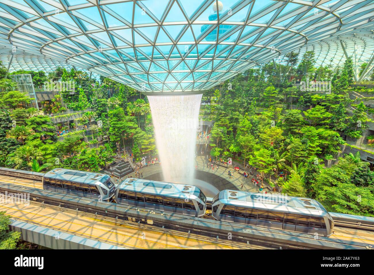 Singapour - Aug 8, 2019 : sur la voie de chemin de fer suspendu qui le transport de personnes par Jewel sous la pluie Vortex, cascade intérieure, à la borne Banque D'Images
