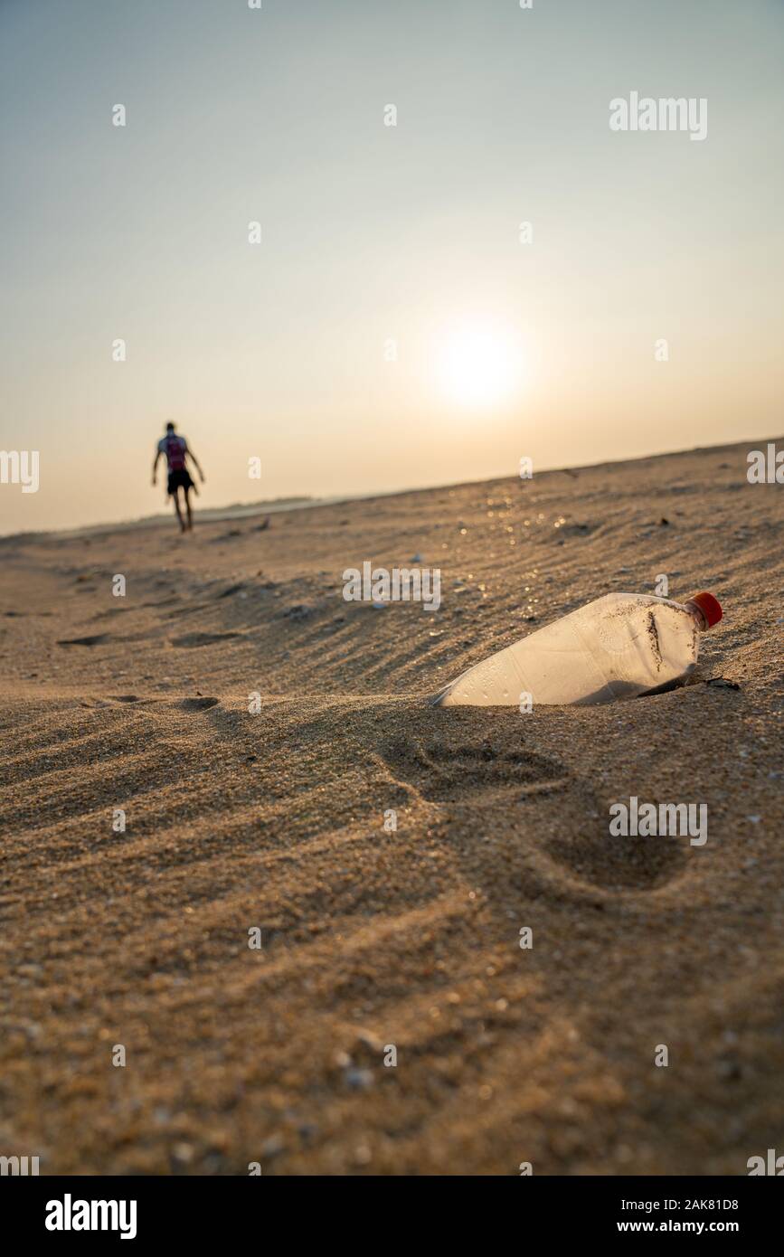 Personne à s'éloigner loin de déchets sur une plage Banque D'Images